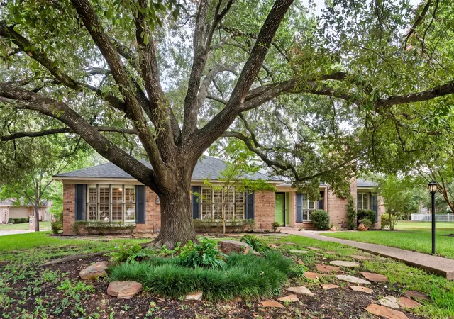 Photo 2 of Single family home for sale at 2825 Chimney Hill Dr, Waco, TX 76708 | MLS# 21343344 | Listing updated on 2026-09-20