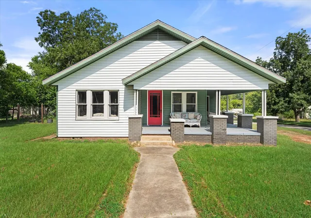 Photo 1 of Single family home for sale at 402 N Market St, Grapeland, TX 75844 | MLS# 21343397 | Listing updated on 2026-09-10