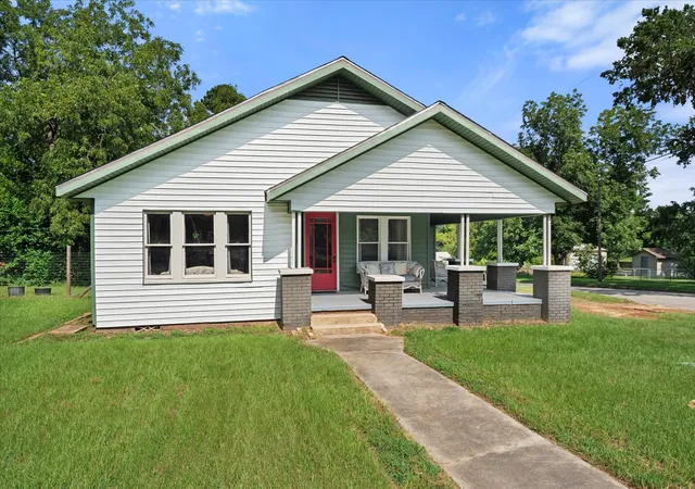 Photo 2 of Single family home for sale at 402 N Market St, Grapeland, TX 75844 | MLS# 21343397 | Listing updated on 2026-09-10