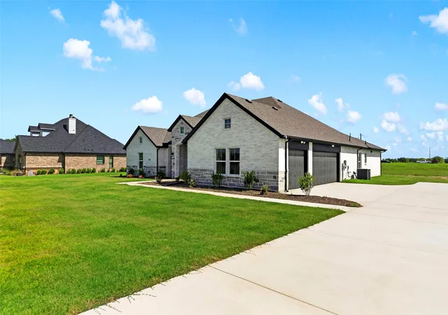 Photo 3 of Single family home for sale at 1209 Deerfield Dr, Wills Point, TX 75169 | MLS# 21340990 | Listing updated on 2026-07-28