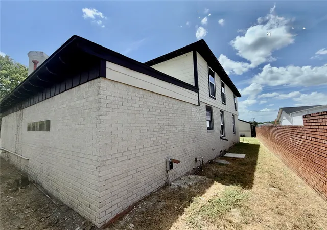 Photo 4 of Single family home for sale at 7629 Military Pkwy, Dallas, TX 75227 | MLS# 21342553 | Listing updated on 2026-09-10