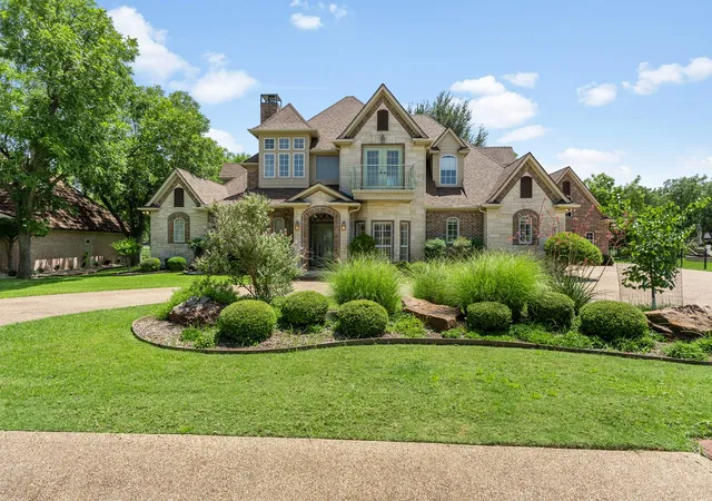 Photo 2 of Sale Pending at 5809 Nutcracker Dr, Granbury, TX 76049 | MLS# 21335903 | Listing updated on 2026-09-30
