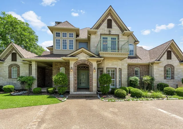 Photo 3 of Sale Pending at 5809 Nutcracker Dr, Granbury, TX 76049 | MLS# 21335903 | Listing updated on 2026-09-30