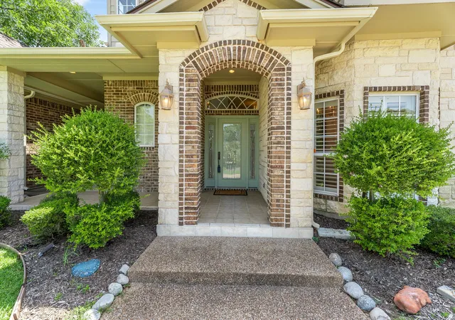 Photo 3 of Sale Pending at 5809 Nutcracker Dr, Granbury, TX 76049 | MLS# 21335903 | Listing updated on 2026-09-30