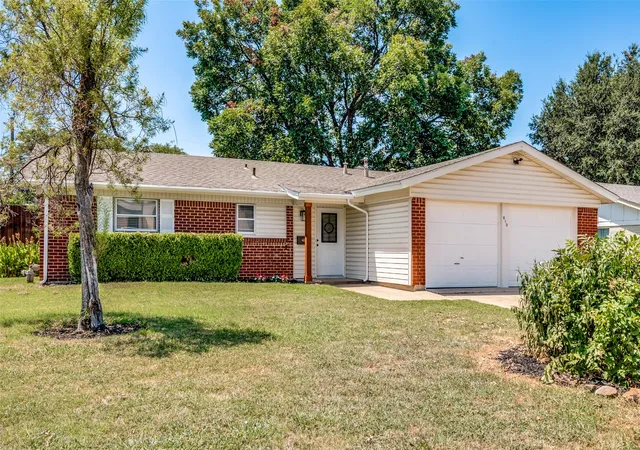 Photo 2 of Single family home for sale at 613 Whitener Rd, Euless, TX 76040 | MLS# 21343782 | Listing updated on 2026-09-11