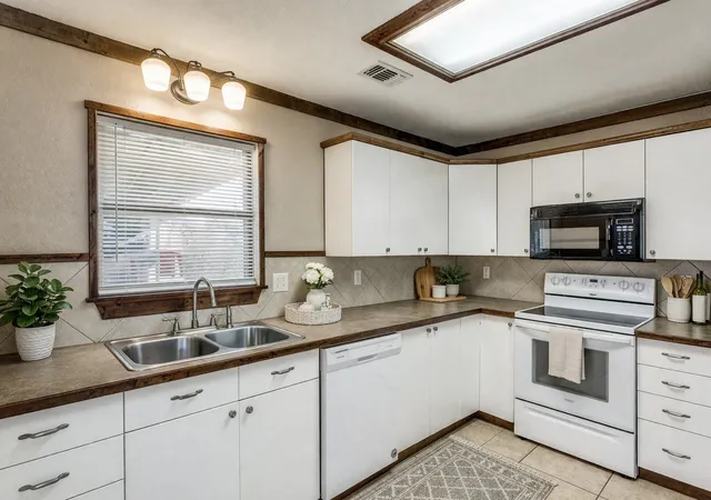 Photo 3 of Single family home for sale at 401 Ashwood St, Azle, TX 76020 | MLS# 21343756 | Listing updated on 2026-10-06
