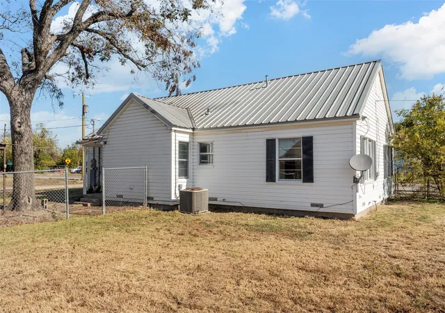 Photo 3 of Single family home for sale at 403 S 5th St, Rosebud, TX 76570 | MLS# 21343808 | Listing updated on 2026-07-29