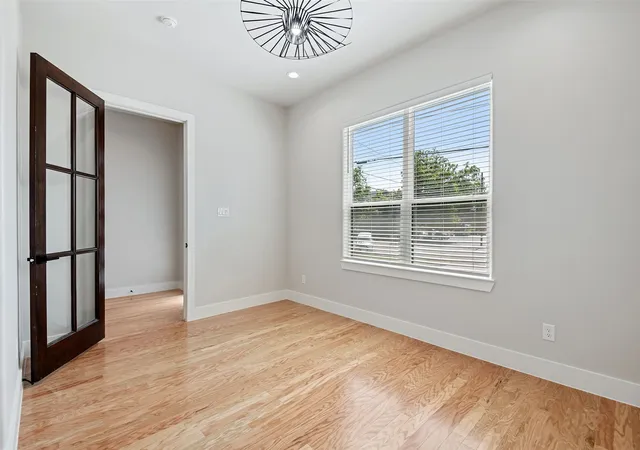 Photo 4 of Single family home for sale at 409 N Rogers St, Waxahachie, TX 75165 | MLS# 21343937 | Listing updated on 2026-07-29