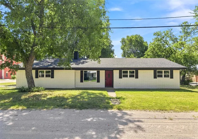 Photo 1 of Single family home for sale at 209 S Austin St, De Leon, TX 76444 | MLS# 21343928 | Listing updated on 2026-09-14