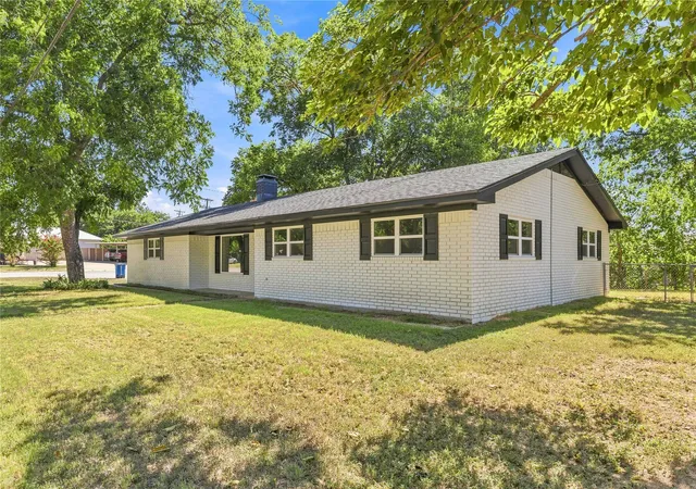 Photo 2 of Single family home for sale at 209 S Austin St, De Leon, TX 76444 | MLS# 21343928 | Listing updated on 2026-09-14