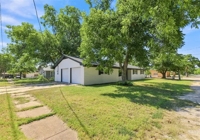 Photo 3 of Single family home for sale at 209 S Austin St, De Leon, TX 76444 | MLS# 21343928 | Listing updated on 2026-09-14