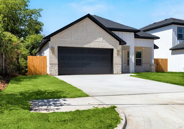 Photo 2 of Sale Pending at 4233 Avenue H, Fort Worth, TX 76105 | MLS# 21343962 | Listing updated on 2026-09-08