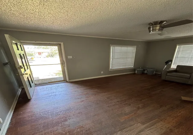 Photo 3 of Single family home for sale at 4252 S Cresthaven Rd, Dallas, TX 75209 | MLS# 21335937 | Listing updated on 2026-07-31