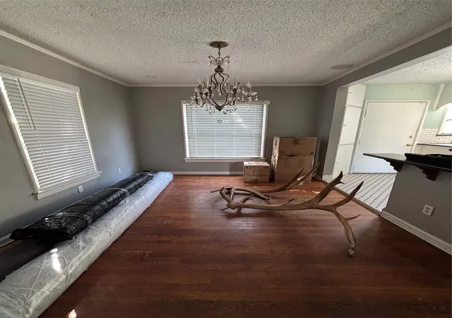 Photo 3 of Sale Pending at 4252 S Cresthaven Rd, Dallas, TX 75209 | MLS# 21335937 | Listing updated on 2026-09-26