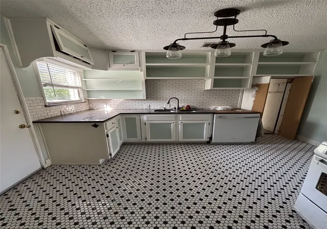 Photo 4 of Sale Pending at 4252 S Cresthaven Rd, Dallas, TX 75209 | MLS# 21335937 | Listing updated on 2026-09-26