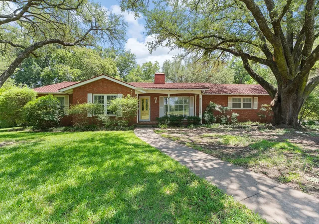 Photo 1 of Single family home for sale at 7 Hill Terrace Pl, Cleburne, TX 76033 | MLS# 21342048 | Listing updated on 2026-09-08