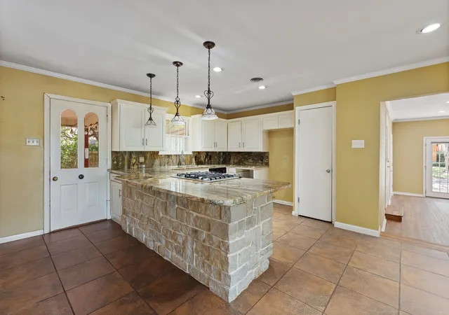 Photo 2 of Single family home for sale at 7 Hill Terrace Pl, Cleburne, TX 76033 | MLS# 21342048 | Listing updated on 2026-09-08