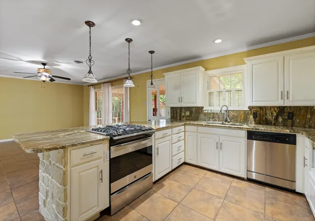 Photo 3 of Single family home for sale at 7 Hill Terrace Pl, Cleburne, TX 76033 | MLS# 21342048 | Listing updated on 2026-09-08
