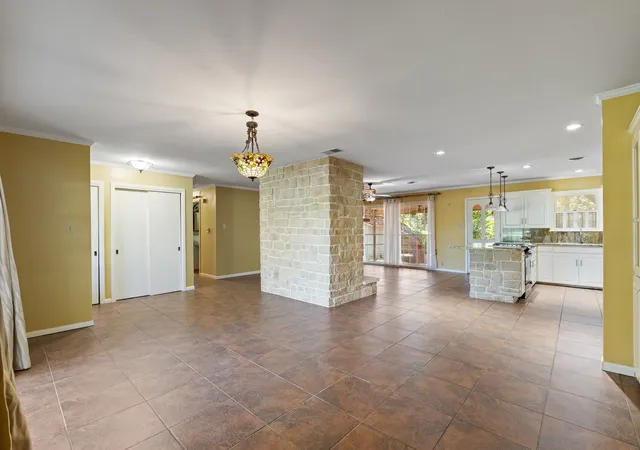 Photo 4 of Single family home for sale at 7 Hill Terrace Pl, Cleburne, TX 76033 | MLS# 21342048 | Listing updated on 2026-09-08