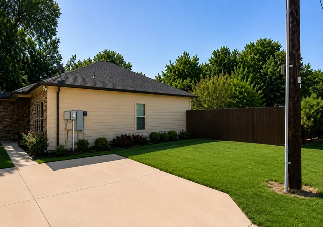 Photo 3 of Single family home for sale at 315 E Brockett St, Sherman, TX 75090 | MLS# 21344038 | Listing updated on 2026-07-30