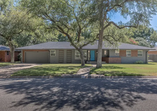 Photo 1 of Single family home for sale at 633 N Mckown Ave, Sherman, TX 75092 | MLS# 21339893 | Listing updated on 2026-07-29