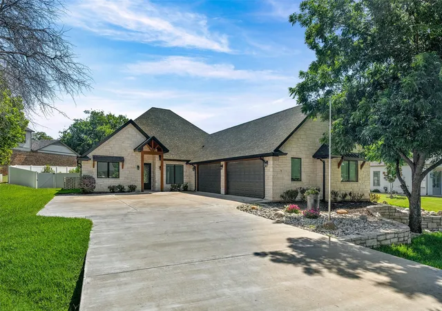 Photo 2 of Single family home for sale at 9303 Bellechase Rd, Granbury, TX 76049 | MLS# 21343283 | Listing updated on 2026-09-12