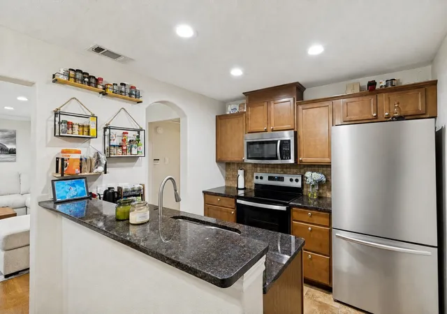 Listing Photo 4 - Condo for sale in building located at 5832 Sandhurst Ln, Dallas, TX 75206 - Unit #B