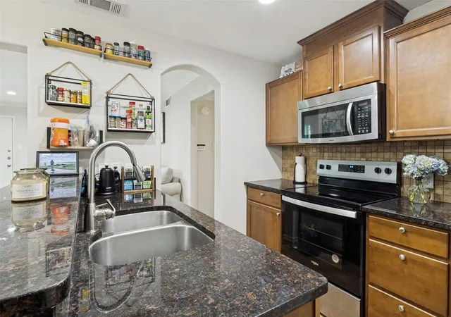 Listing Photo 5 - Condo for sale in building located at 5832 Sandhurst Ln, Dallas, TX 75206 - Unit #B
