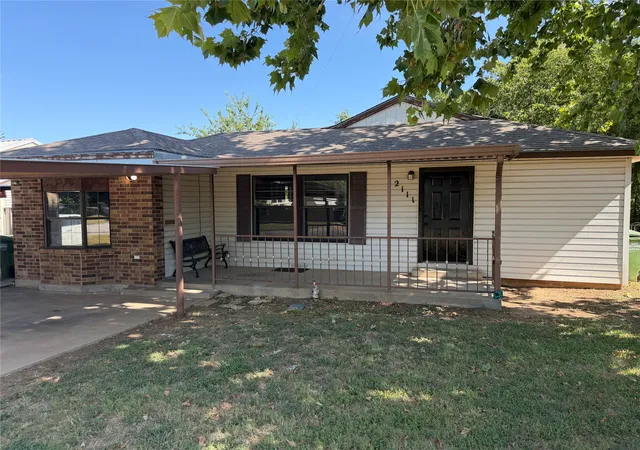 Photo 1 of Single family home for sale at 2111 Se 19th St, Mineral Wells, TX 76067 | MLS# 21344151 | Listing updated on 2026-07-31
