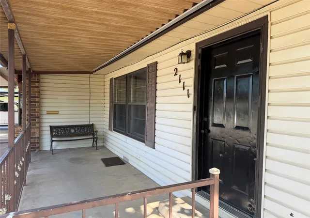 Photo 2 of Single family home for sale at 2111 Se 19th St, Mineral Wells, TX 76067 | MLS# 21344151 | Listing updated on 2026-07-31