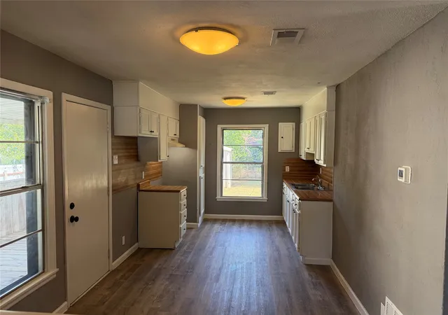 Photo 4 of Single family home for sale at 2111 Se 19Th St, Mineral Wells, TX 76067 | MLS# 21344151 | Listing updated on 2026-07-31