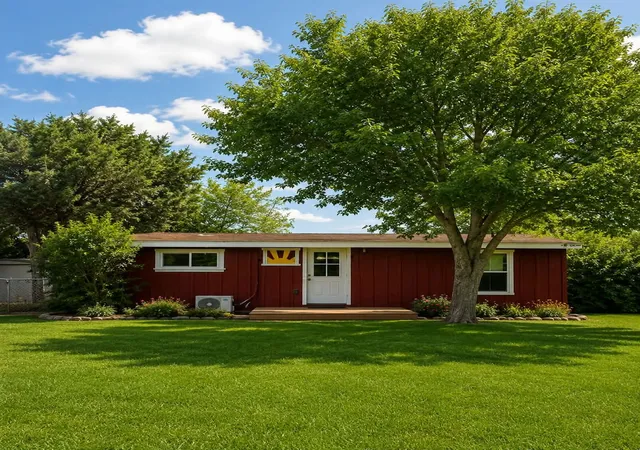 Photo 1 of Single family home for sale at 137 Crowfoot Ln, Whitney, TX 76692 | MLS# 21342872 | Listing updated on 2026-09-11
