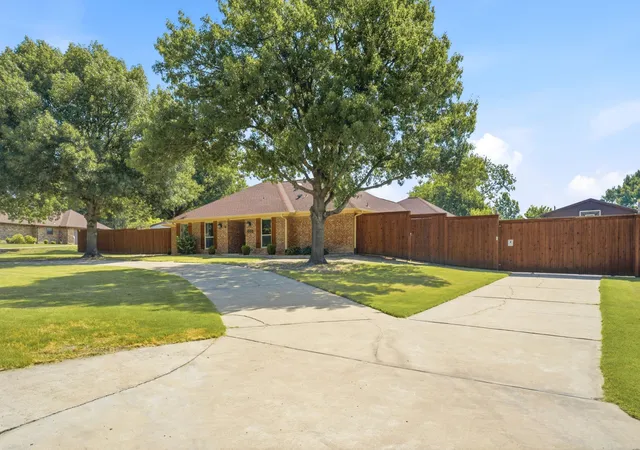 Photo 3 of Sale Pending at 220 Dale Dr, Mc Kinney, TX 75071 | MLS# 21344283 | Listing updated on 2026-09-11