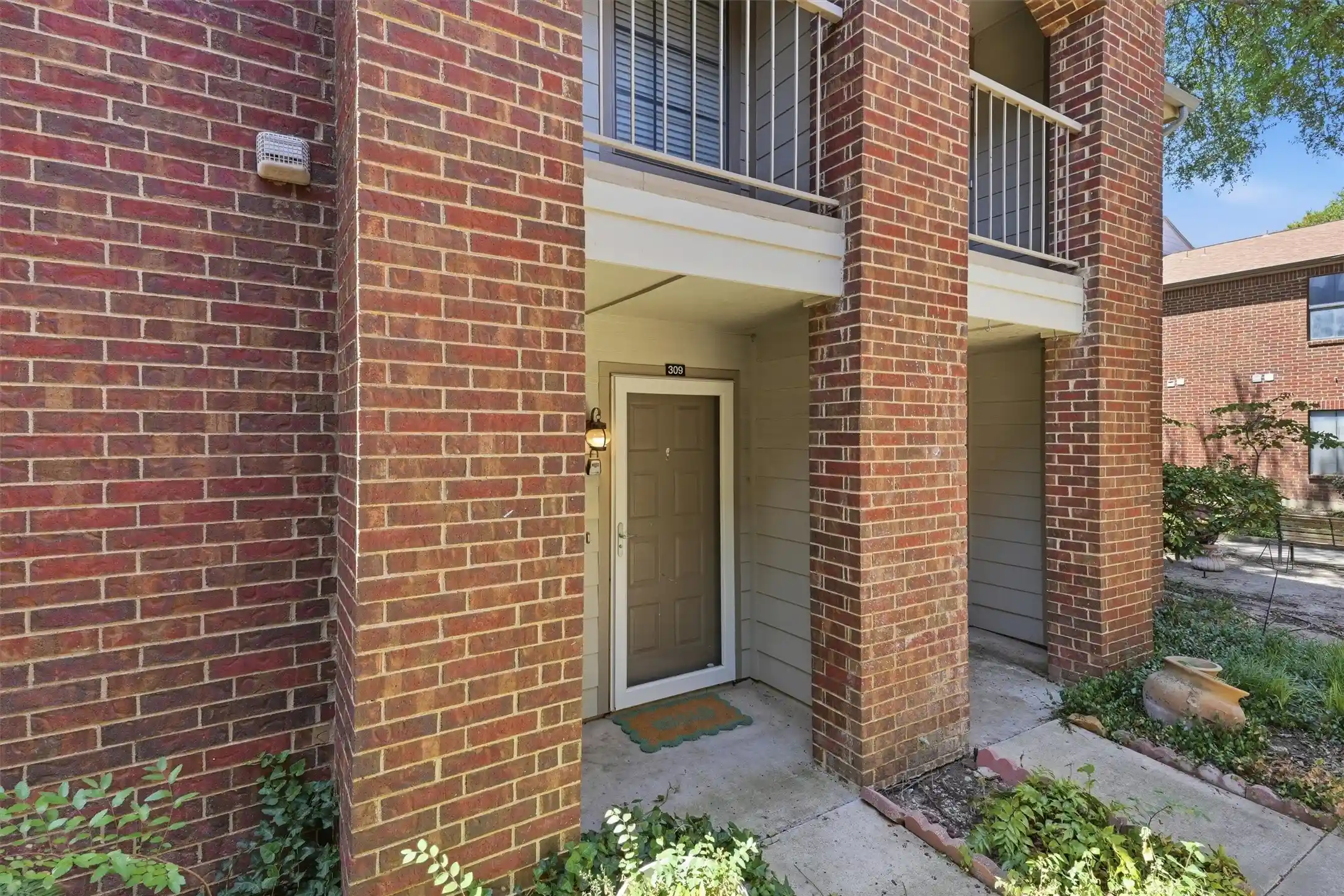 Listing Photo 1 - Condo for sale in building located at 3201 Donnelly Cir, Fort Worth, TX 76107 - Unit #309