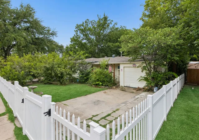 Photo 2 of Single family home for sale at 4330 Wabash Ave, Fort Worth, TX 76133 | MLS# 21341617 | Listing updated on 2026-07-30