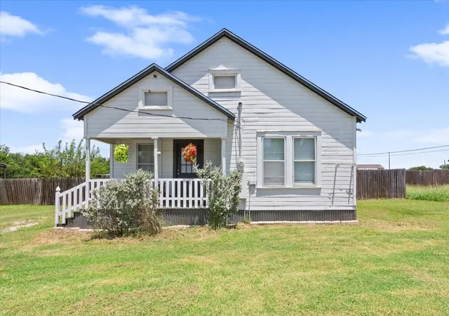 Photo 2 of Single family home for sale at 102 Brookshire, Riesel, TX 76682 | MLS# 21344345 | Listing updated on 2026-07-30