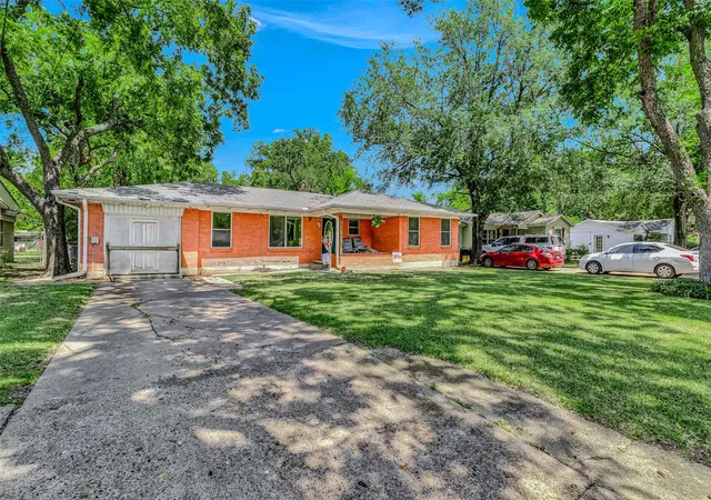 Photo 2 of Single family home for sale at 112 Oak Dr, Terrell, TX 75160 | MLS# 21314266 | Listing updated on 2026-07-30