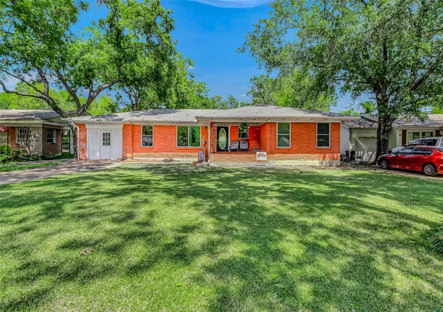 Photo 3 of Single family home for sale at 112 Oak Dr, Terrell, TX 75160 | MLS# 21314266 | Listing updated on 2026-07-30