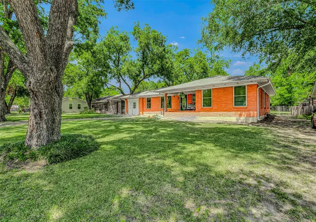 Photo 3 of Single family home for sale at 112 Oak Dr, Terrell, TX 75160 | MLS# 21314266 | Listing updated on 2026-07-30