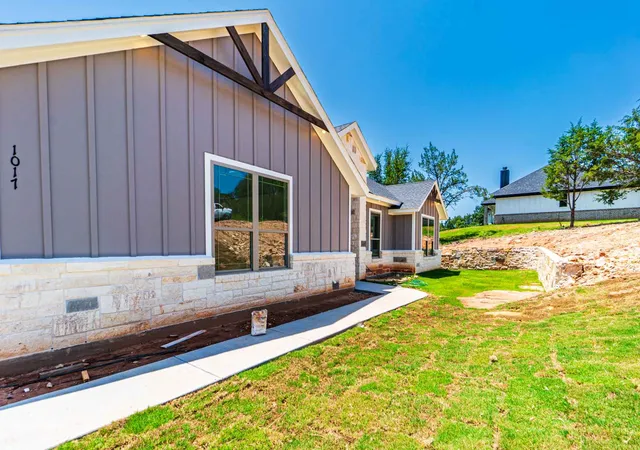 Photo 3 of Single family home for sale at 1017 Mojave Trl, Granbury, TX 76048 | MLS# 21342611 | Listing updated on 2026-09-17