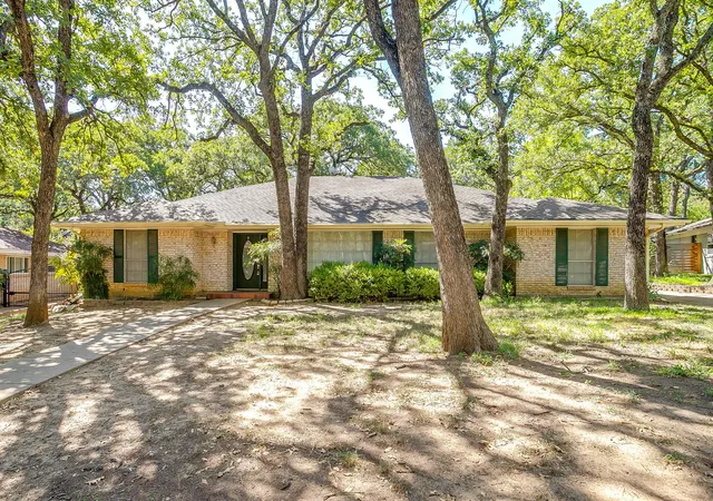 Photo 1 of Sale Pending at 3410 Woodford Dr, Arlington, TX 76013 | MLS# 21339951 | Listing updated on 2026-09-09