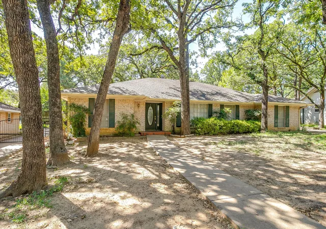 Photo 2 of Sale Pending at 3410 Woodford Dr, Arlington, TX 76013 | MLS# 21339951 | Listing updated on 2026-09-09