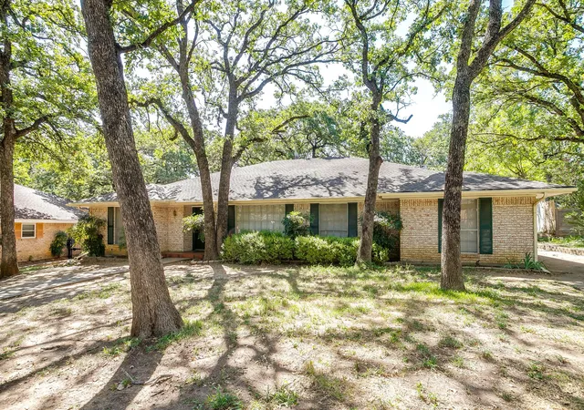 Photo 3 of Sale Pending at 3410 Woodford Dr, Arlington, TX 76013 | MLS# 21339951 | Listing updated on 2026-09-09