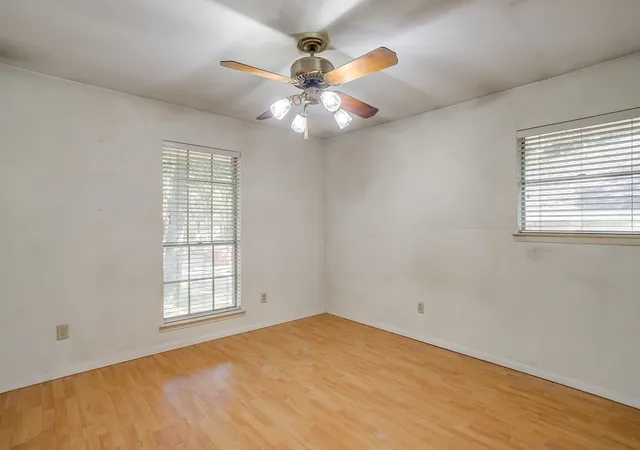 Photo 4 of Sale Pending at 3410 Woodford Dr, Arlington, TX 76013 | MLS# 21339951 | Listing updated on 2026-09-09