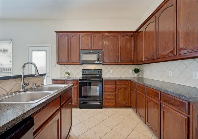 Photo 3 of Sale Pending at 2113 Reston Dr, Mc Kinney, TX 75072 | MLS# 21329814 | Listing updated on 2026-09-28