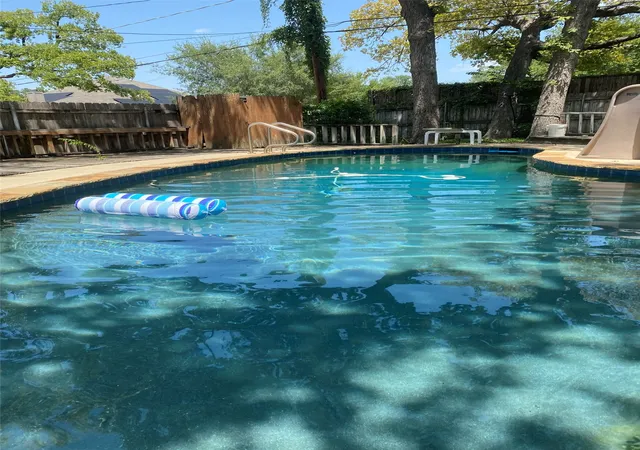 Photo 2 of Single family home for sale at 401 Glenhaven Dr, Azle, TX 76020 | MLS# 21344572 | Listing updated on 2026-07-30