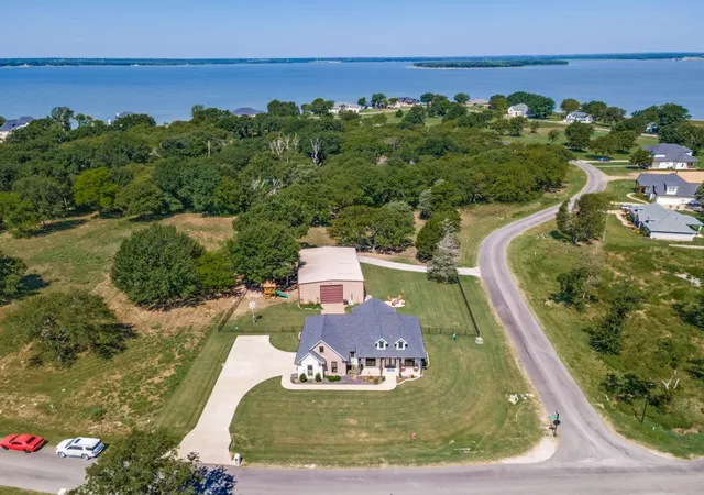 Photo 1 of Single family home for sale at 722 Clubview Dr, Kemp, TX 75143 | MLS# 21338419 | Listing updated on 2026-07-30