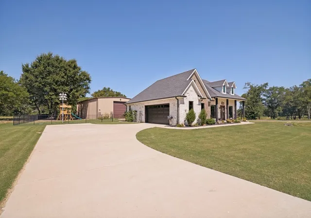 Photo 3 of Single family home for sale at 722 Clubview Dr, Kemp, TX 75143 | MLS# 21338419 | Listing updated on 2026-07-30