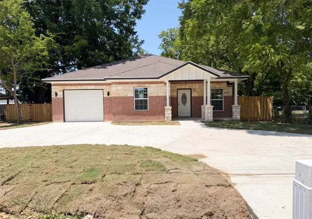 Photo 1 of Single family home for sale at 922 Gibbard Ave, Wills Point, TX 75169 | MLS# 21340092 | Listing updated on 2026-09-18