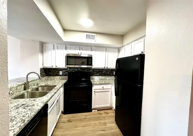 Listing Photo 4 - Condo for sale in building located at 9807 Walnut St, Dallas, TX 75243 - Unit #201